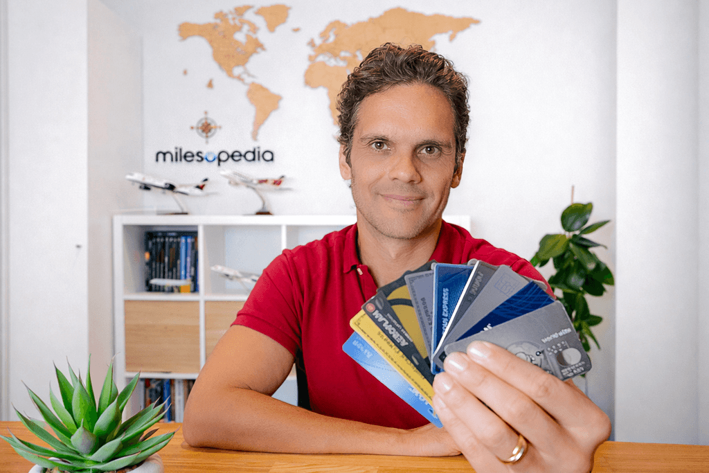 Jean-Maximilien Voisine avec des cartes de crédit